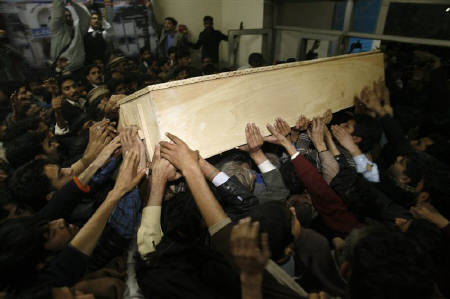 Bhutto loyalists carry her coffin in Rawalpindi Pakistan December 27, 2007 
