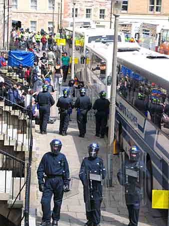 Riot police trap prosters in a cordon