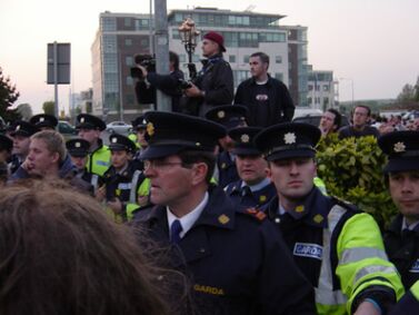 Final line - shortly before the switch, a couple of people in the centre (out of shot) are having a heated discussion with other Gardai but in general there is no trouble