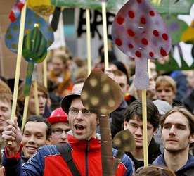 about 100 people attend the Shroom march Amsterdam Sat. last
