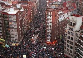 Aerial view of prisoners' solidarity march in Bilbao, January '09.