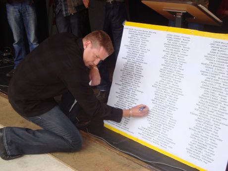 Damien Dempsey signs the pledge