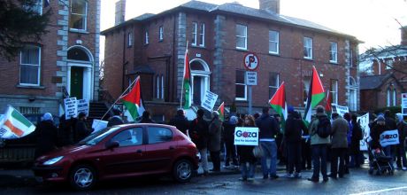 Solidarity activists outside the Egpytian Embassy