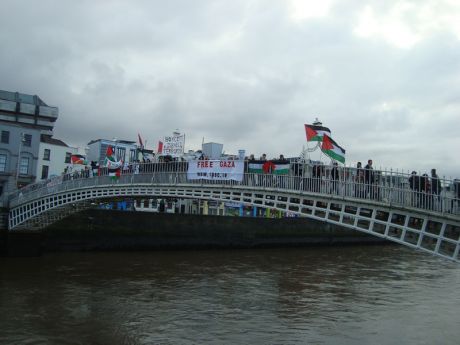 Solidarity activists on the Ha'penny Bridge
