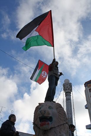 Ashraf Abu Rahmah atop one of the lions in al-Manara Square, Ramallah, today (Photo: Hamde Abu Rahmah)