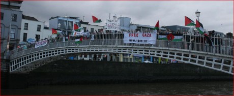 The Gaza vigil on Dublin's Ha'penny Bridge today.   Michael  Gallagher 2009