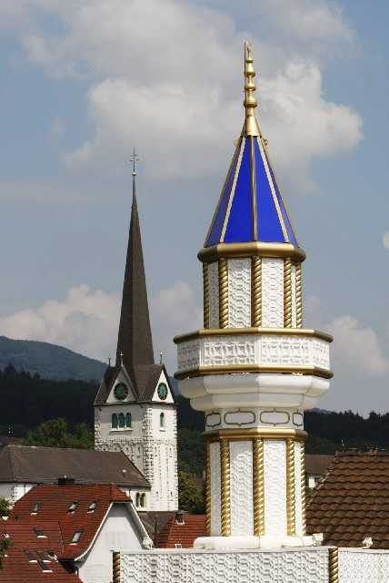 Photo: Steeple and minaret in Wangen bei Olten, 7 August 2009/Michael Buholzer
