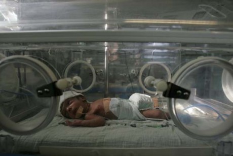 An infant lies in an incubator at the primary care unit of al-Shifa hospital in Gaza City, which awoke Monday to shuttered bread shops and petrol stations (Photo : Khalil Hamra/AP)