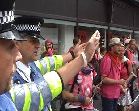Police telling the pinks to back away. Note the Police Office is wearing an MPH wristband.
