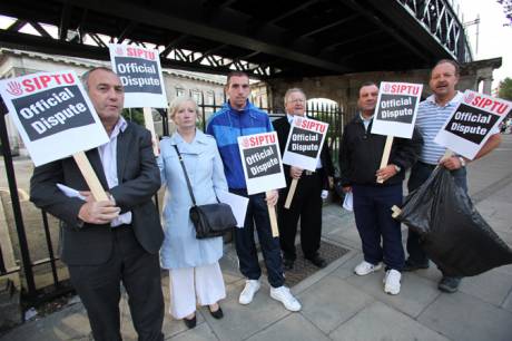 siptu_cleaners_strike_custom_house_july_2009_4.jpg