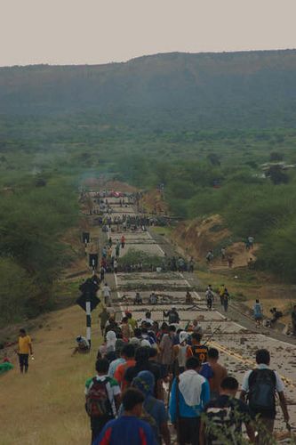 Threathened with Death of community - Indigenous block the motorway and strike against "Reforms"