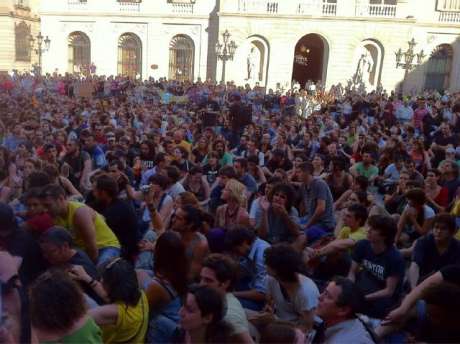 Placa Jaume is filled that evening and state terror actions are denounced