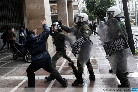 police_attack_epp_protestors_mar_2014.jpg