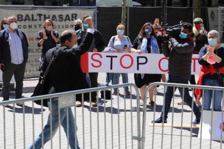 Anti Ceta protestors applaud Di Lnk parliamentarian Marc Baum outside the Cercle Municipal on Wednesday afternoon.  Photo: Chamber of Deputies via Twitter